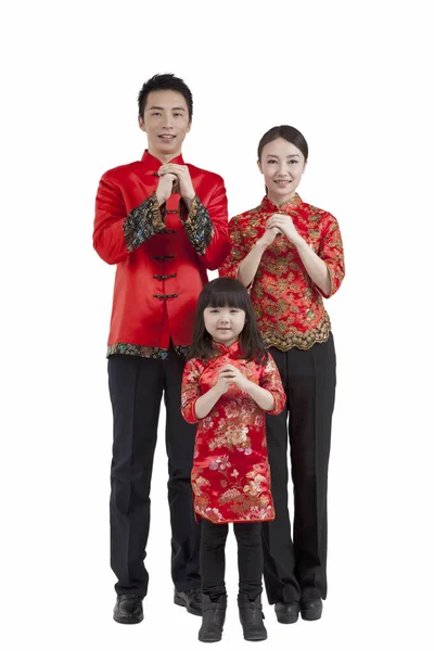 Портрет дочки з батьками в костюмах Тан платять Новорічний дзвінок — стокове фото