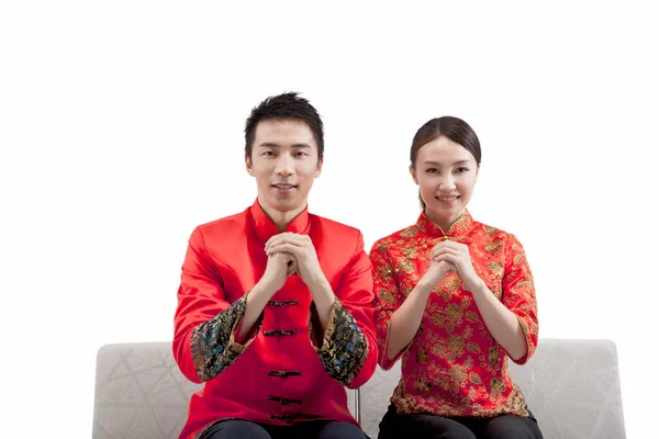 Retrato de jovem casal em ternos de Tang, pagando chamada de Ano Novo — Fotografia de Stock