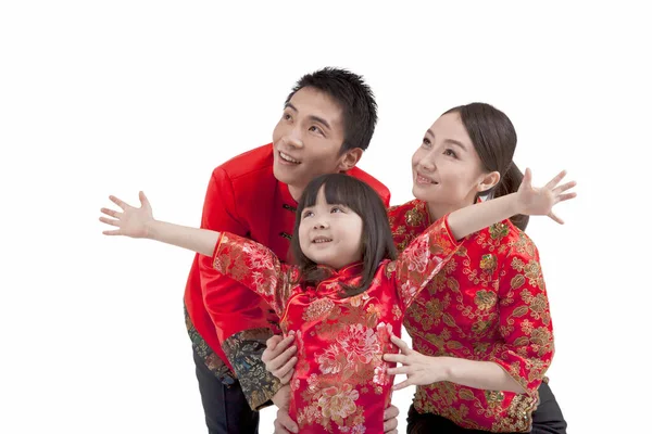 Porträtt av dotter öppna armar med föräldrar bakom — Stockfoto