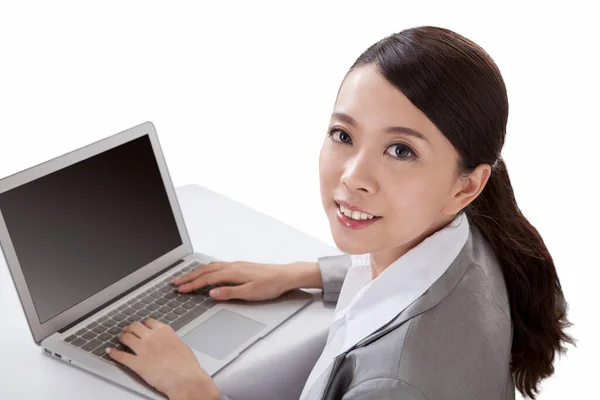 Портрет молодої бізнес-леді, що сидить перед ноутбуком, високий вид — стокове фото