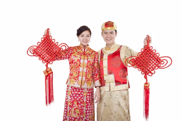 Retrato de jovem casal em ternos Tang segurando nós chineses — Fotografia de Stock