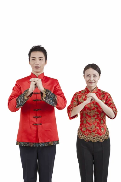 Retrato de jovem casal em ternos Tang pagando chamada de Ano Novo — Fotografia de Stock