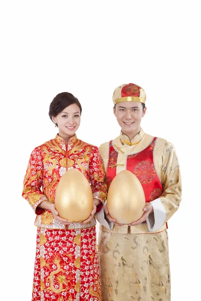 Retrato de jovem casal em ternos Tang segurando Jin Dans — Fotografia de Stock