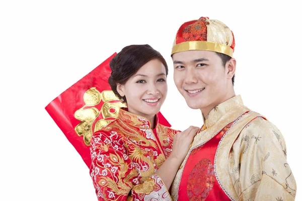 Tang takım elbiseli genç bir çiftin portresi Çin İyi Şans Fu 'su taşıyor. — Stok fotoğraf