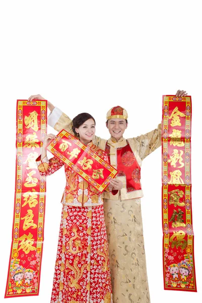 Retrato de jovem casal em ternos Tang segurando acoplamentos — Fotografia de Stock