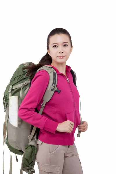 Retrato de uma jovem mulher transportando mochileiro — Fotografia de Stock