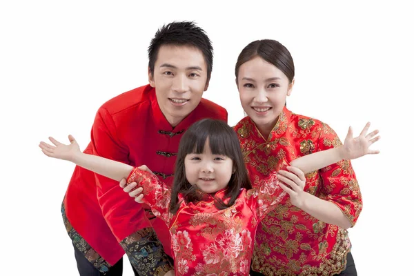 Retrato da filha abrindo os braços com os pais, em ternos Tang — Fotografia de Stock