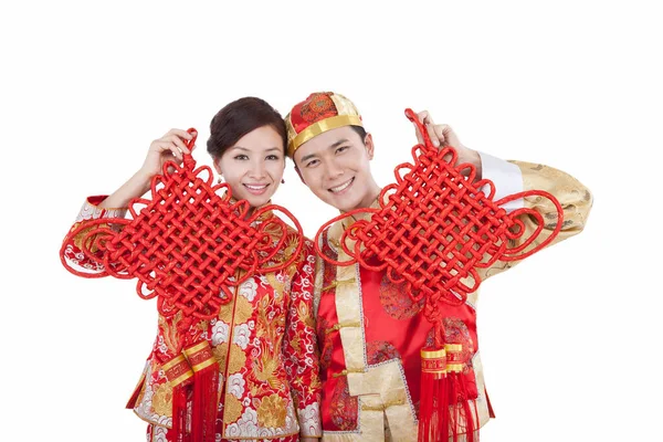 身着唐装、手执中国结的年轻夫妇的画像 — 图库照片