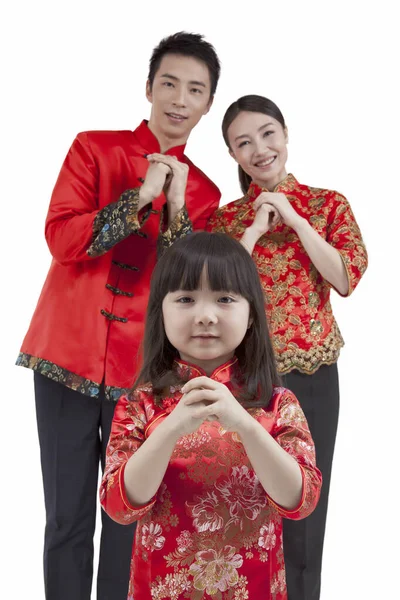 Retrato de filha com pais em ternos de Tang que pagam a chamada de Ano Novo — Fotografia de Stock