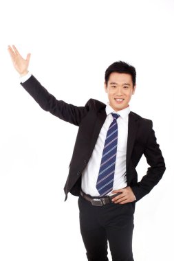 Genç iş adamı yumruklarıyla gülüyor.