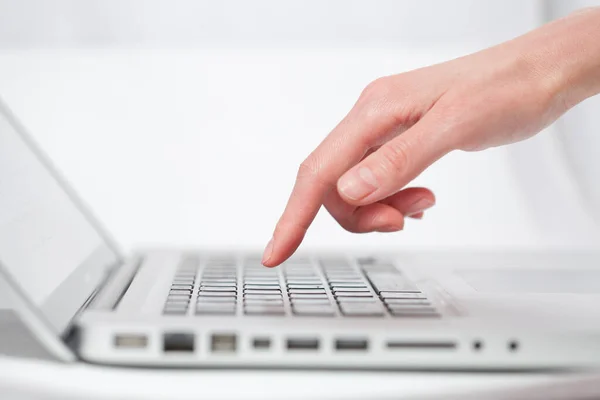 Палець, натискаючи клавіатуру — стокове фото