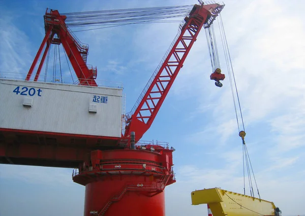 Crane lifting cargos — Stock Photo, Image