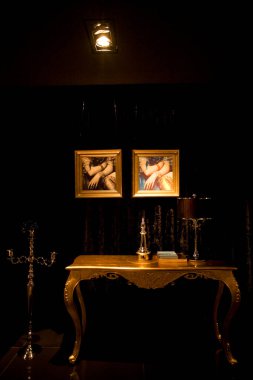 Masa lambası ve resim 