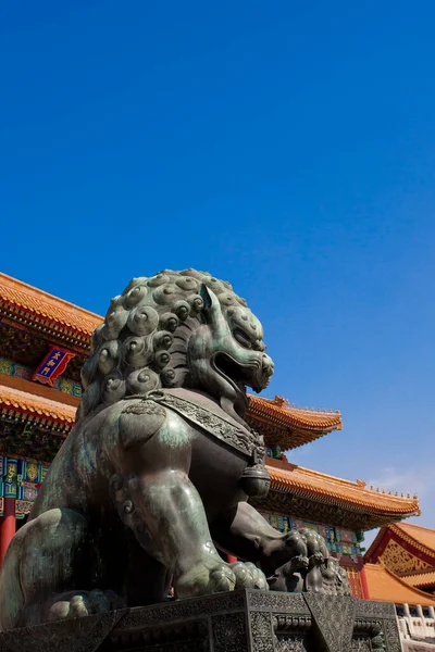 Статуя лева в імператорському палаці. — стокове фото