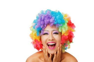 Renkli peruk takan Doğulu genç bayan