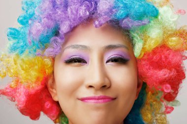 Renkli peruk takan Doğulu genç bayan