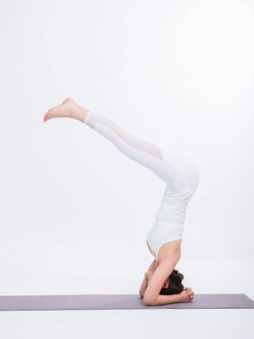 Genç kadınlar yoga yapıyor.