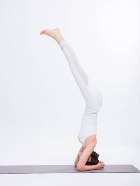 Genç kadınlar yoga yapıyor.