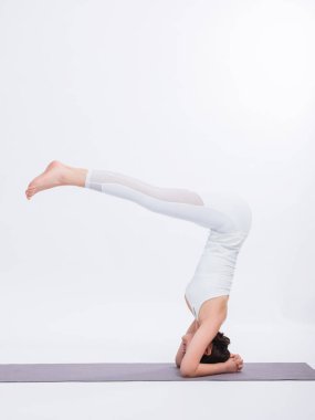 Genç kadınlar yoga yapıyor.