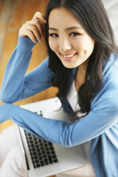 Moda jovem mulher usando um computador portátil — Fotografia de Stock