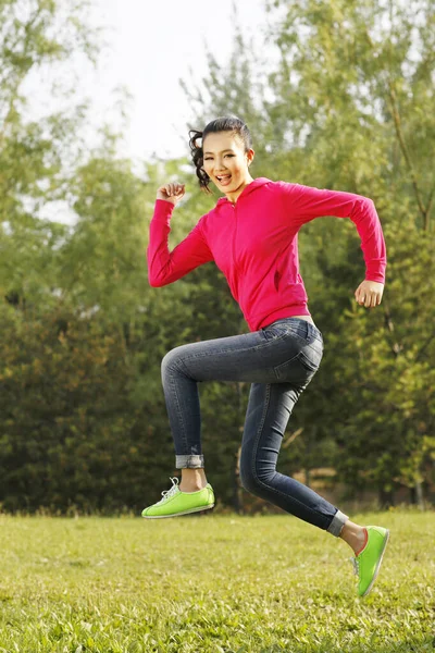 Mujer joven haciendo ejercicio al aire libre — Foto de Stock