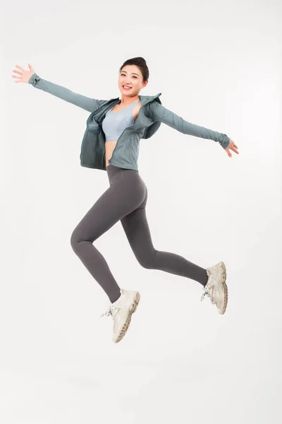 若い女性ジャンプ — ストック写真