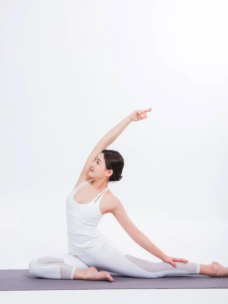 Junge Frauen praktizieren Yoga — Stockfoto