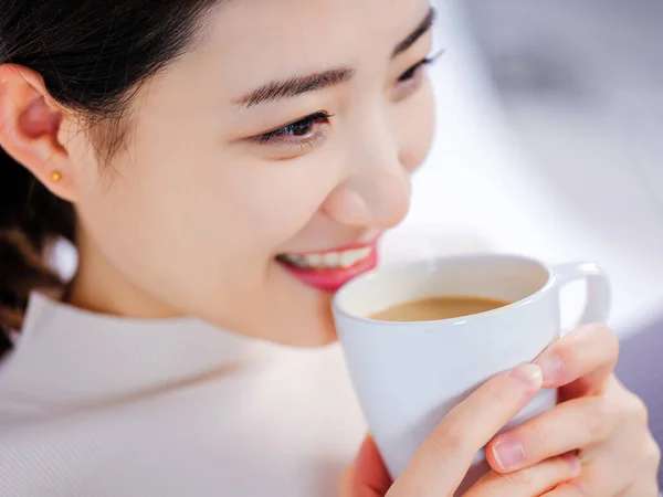 Young women drink coffee — Stock Photo, Image