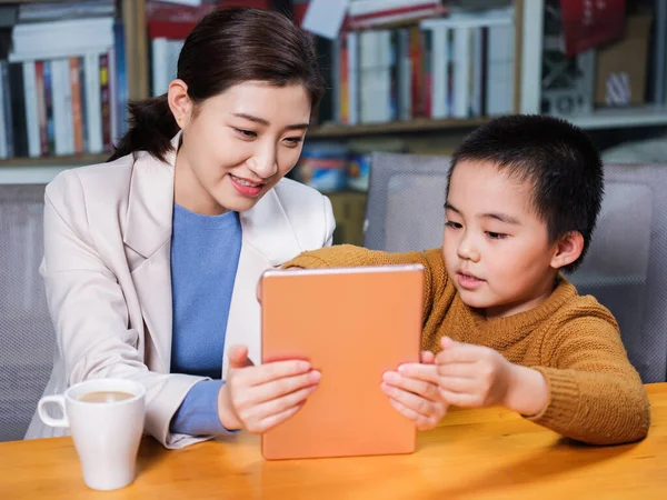 Mutter und Kinder schauen Tablets — Stockfoto