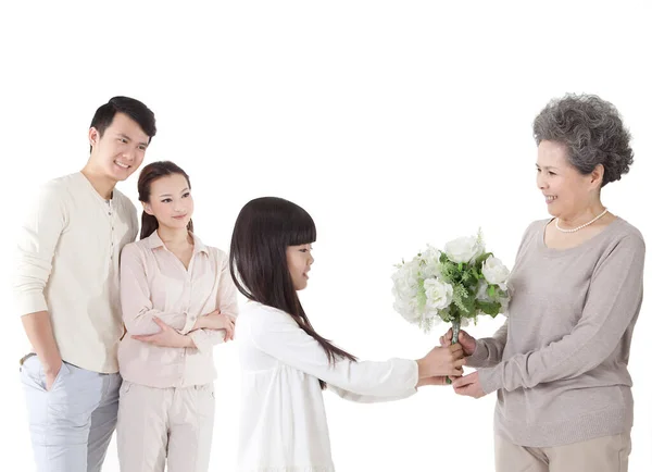 La ragazza che dà fiori a nonna — Foto Stock