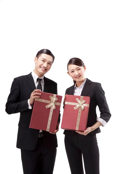 Pessoas de negócios com uma caixa de presente — Fotografia de Stock