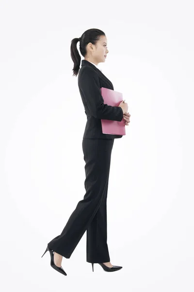 폴더를 들고 있는 패션 업계의 여성 — 스톡 사진