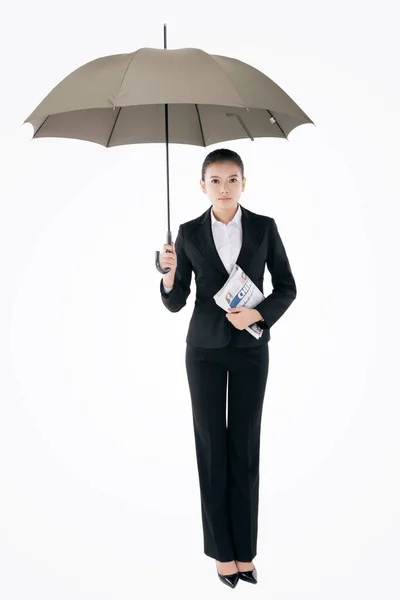 Oriental mulher de negócios de moda segurando um guarda-chuva — Fotografia de Stock