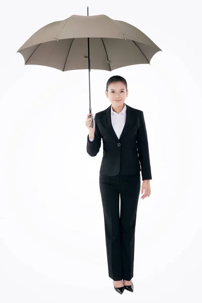 Oriental mulher de negócios de moda segurando um guarda-chuva — Fotografia de Stock