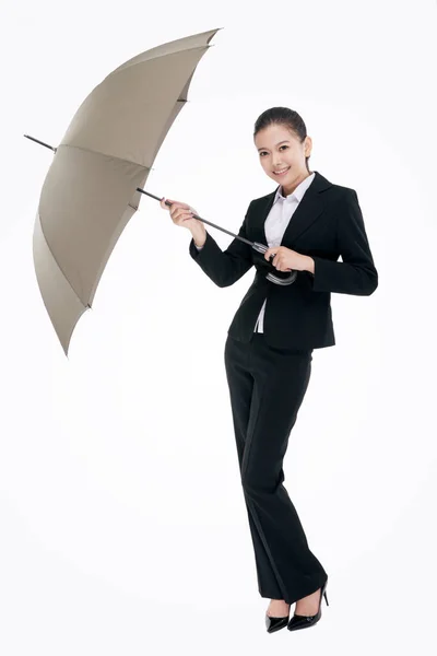 Orientalny biznes kobieta trzyma parasol — Zdjęcie stockowe