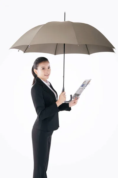 Oriental mulher de negócios de moda segurando um guarda-chuva — Fotografia de Stock