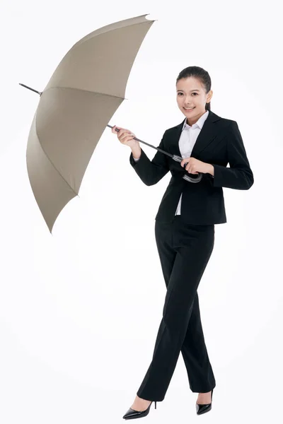 Orientalny biznes kobieta trzyma parasol — Zdjęcie stockowe