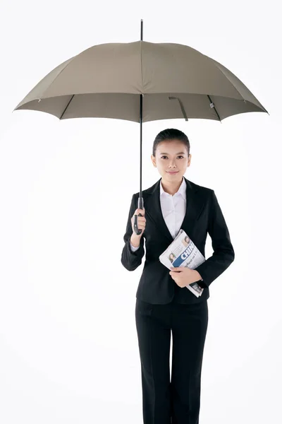 Oriental mulher de negócios de moda segurando um guarda-chuva — Fotografia de Stock