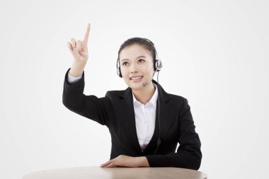 Doğulu iş kadını kulaklık takıyor.