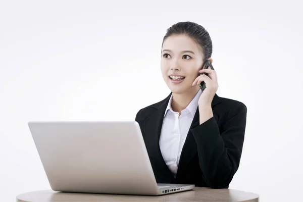 Oriental mulher de negócios moda usando computador — Fotografia de Stock