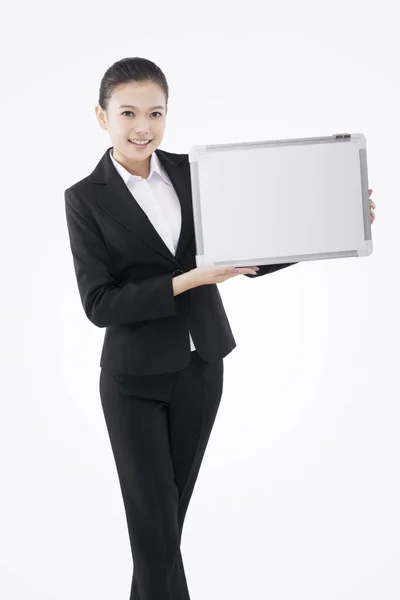 Επιχειρηματίας κυρία με λευκό πίνακα — Φωτογραφία Αρχείου