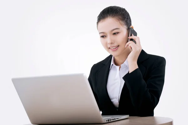 Oriental mulher de negócios moda usando computador — Fotografia de Stock
