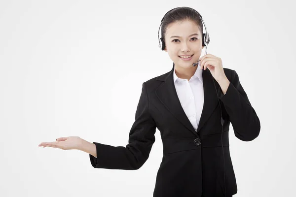 Orientalny biznes lady noszenie słuchawki — Zdjęcie stockowe