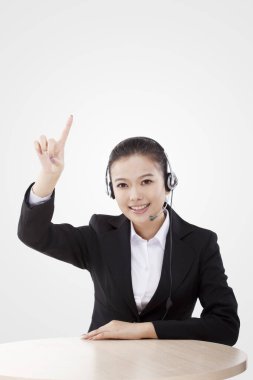 Doğulu iş kadını kulaklık takıyor.