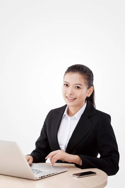 Oriental mulher de negócios moda usando computador — Fotografia de Stock