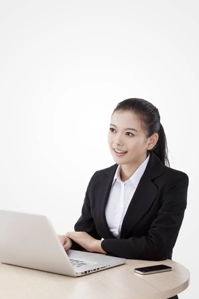 Oriental femme d'affaires de mode utilisant l'ordinateur — Photo