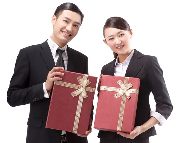 Biznesmeni z pudełkiem prezentów — Zdjęcie stockowe
