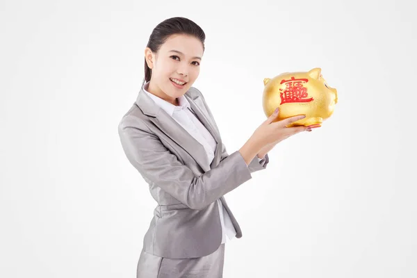 東洋ビジネス女性と貯金箱 — ストック写真