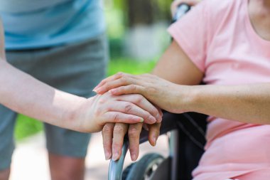 Mutlu yaşlı çift el ele