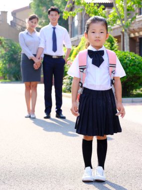 Genç aileler çocuklarını okula gönderiyor.